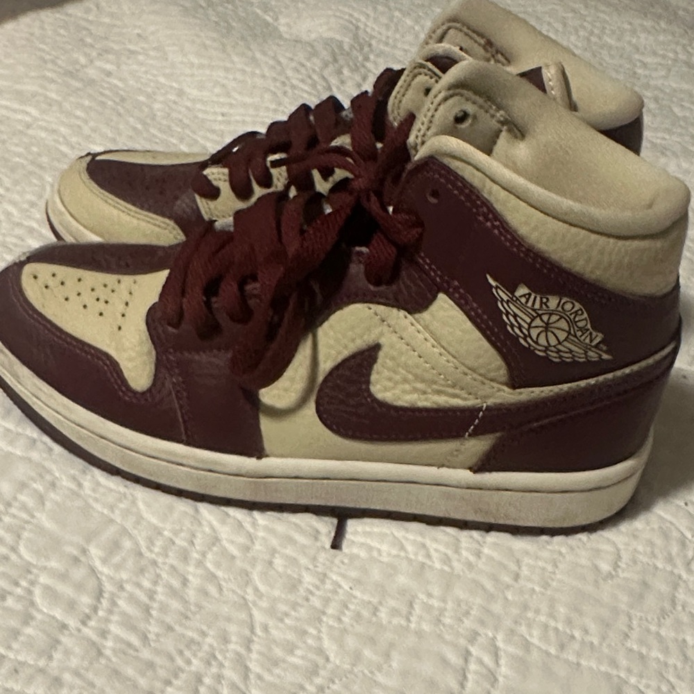 Jordan Kids Sneakers in Burgundy and Beige
